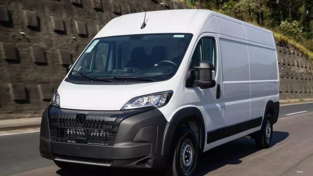 Peugeot Boxer 2026 na estrada.
