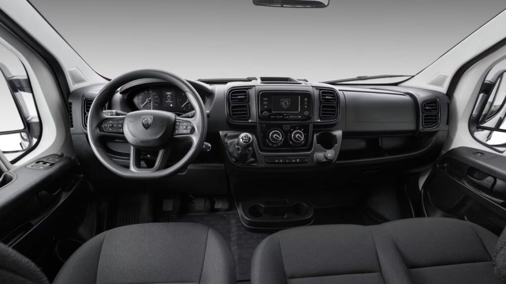 Interior do Peugeot Boxer 2026.