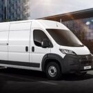 Peugeot Boxer 2026 parado na diagonal.