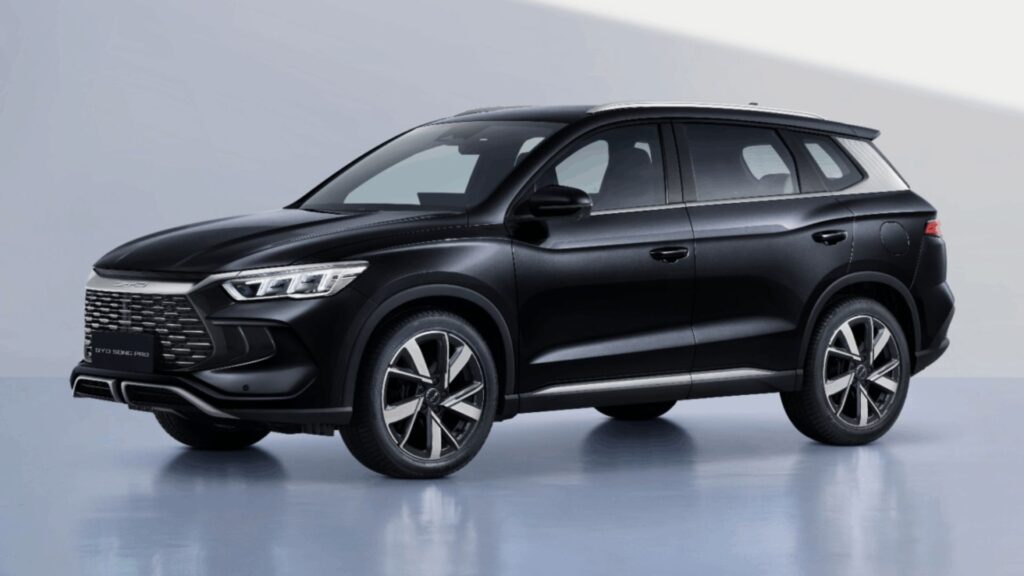 BYD Song Pro 2026 preto parado na diagonal em um fundo branco.