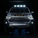 Ram Dakota de frente em um fundo escuro.