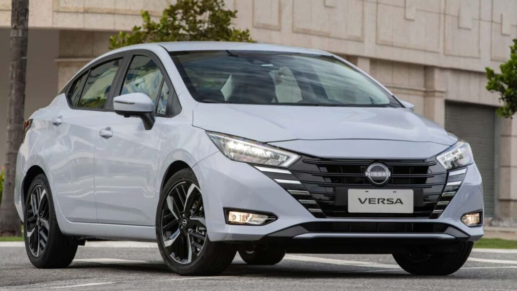 Nissan Versa parado na diagonal.