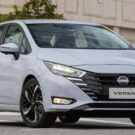 Nissan Versa parado na diagonal.