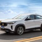 Fastback branco na estrada.