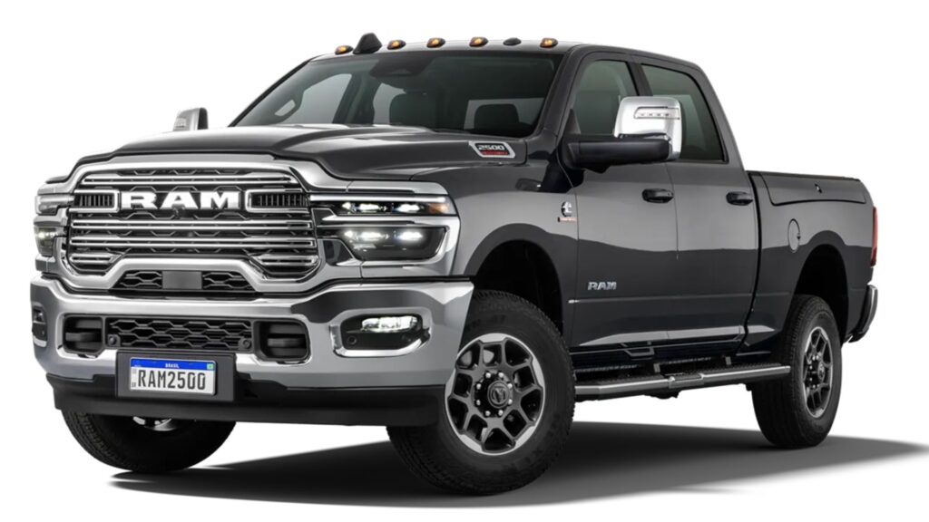Ram 2500 2025 cinza parada na diagonal.