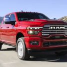 Ram 2500 2025 vermelha.