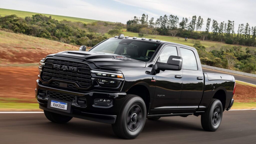 Ram 3500 2026 preto na estrada.