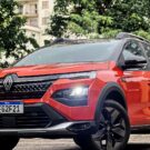 Renault Kardian laranja parado na diagonal.