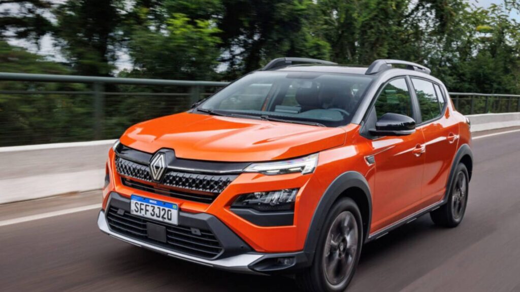 Renault Kardian laranja na estrada.