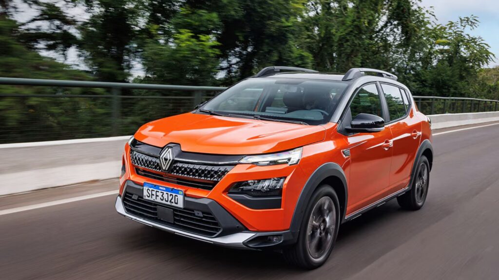 Renault Kardian laranja na estrada.