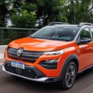 Renault Kardian laranja na estrada.