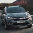 Renault Sandero 2026 de frente na estrada.