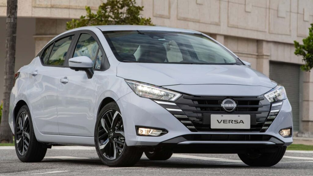 Nissan Versa parado na diagonal.