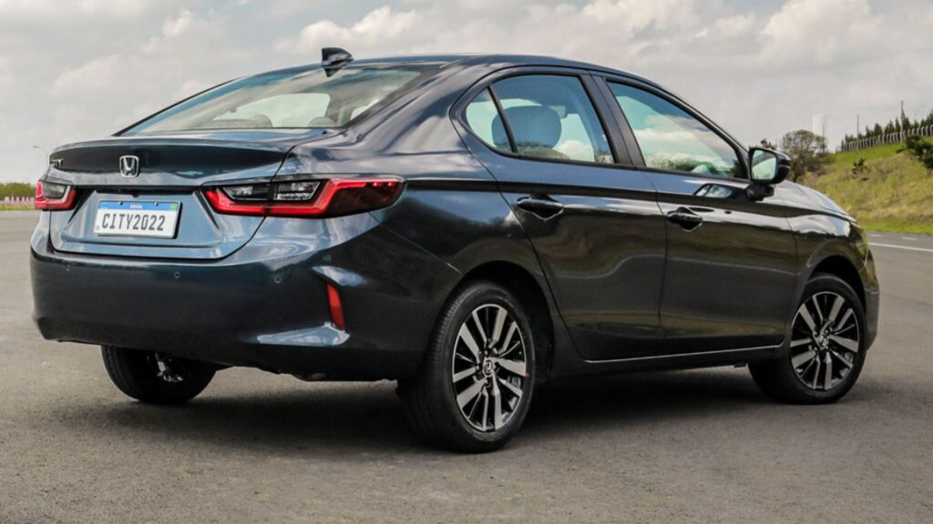 Honda City Touring na diagonal.