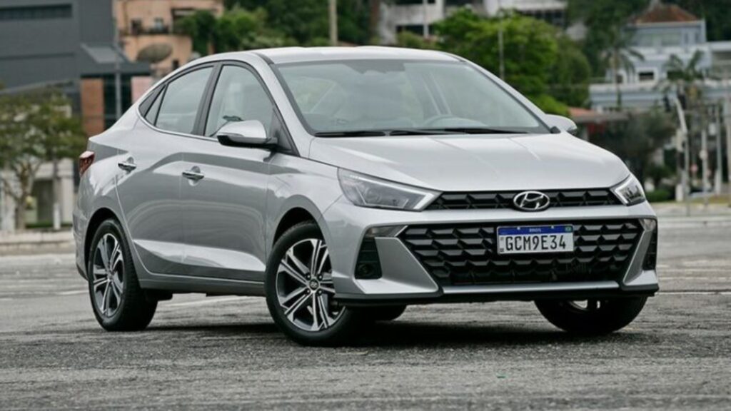 Hyundai HB20S prata parado na diagonal