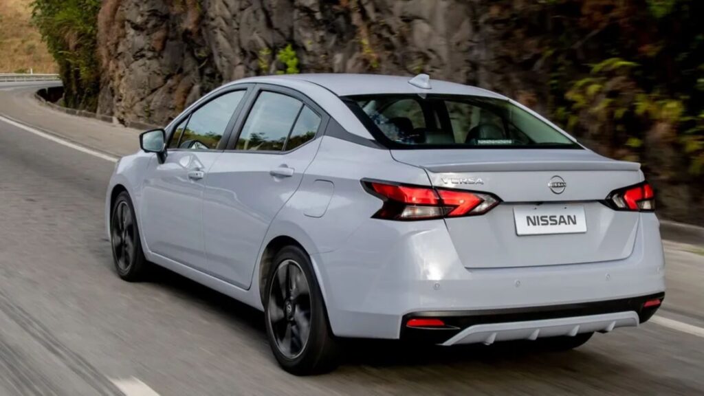Nissan Versa na estrada.