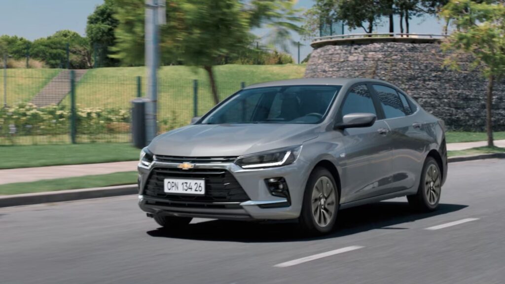 Chevrolet Onix Plus cinza.