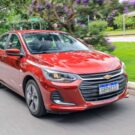 Chevrolet Onix Plus vermelho na estrada.