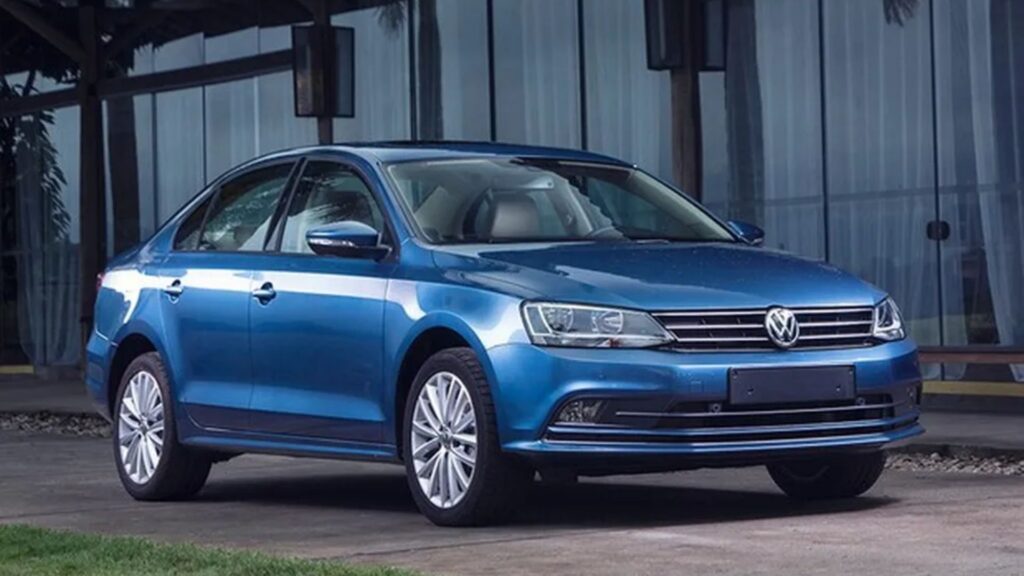Volkswagen Jetta Comfortline 1.4 TSI 2016 azul na diagonal.