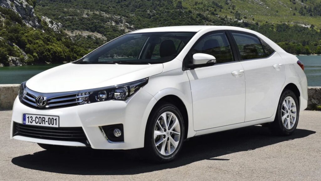 Toyota Corolla GLi 1.8 2016 parado na diagonal.