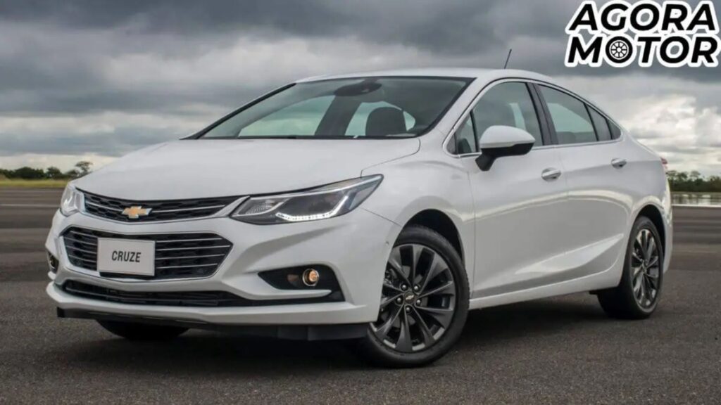 Chevrolet Cruze LT 1.4 Turbo 2017 na diagonal.