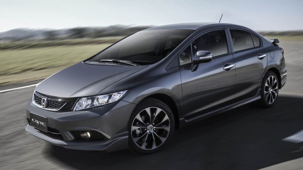 Honda Civic cinza em movimento.