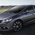 Honda Civic cinza em movimento.