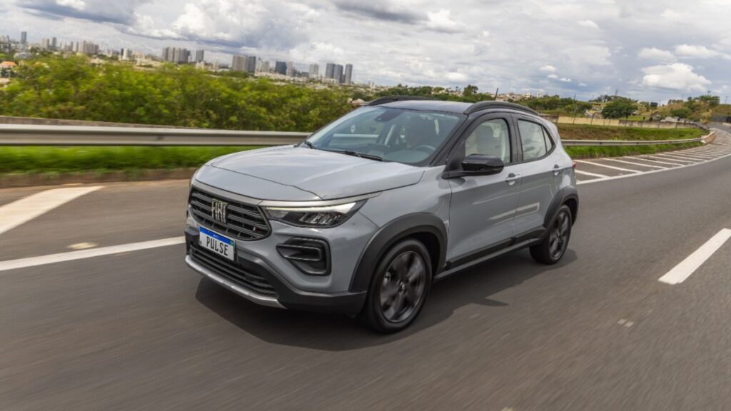 Fiat Pulse Audace Hybrid cinza em movimento na estrada.