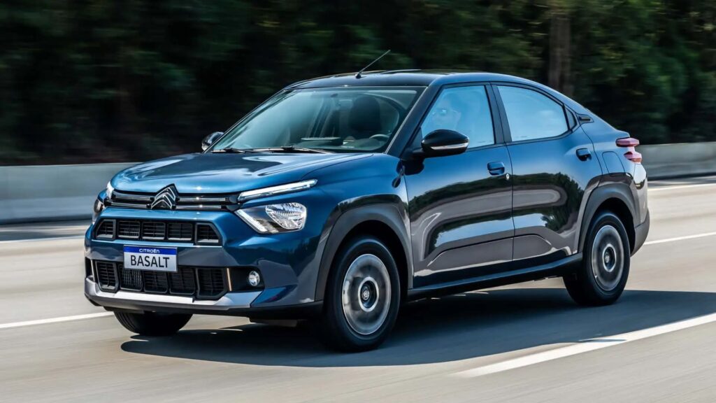 Citroën Basalt Feel azul ma estrada.