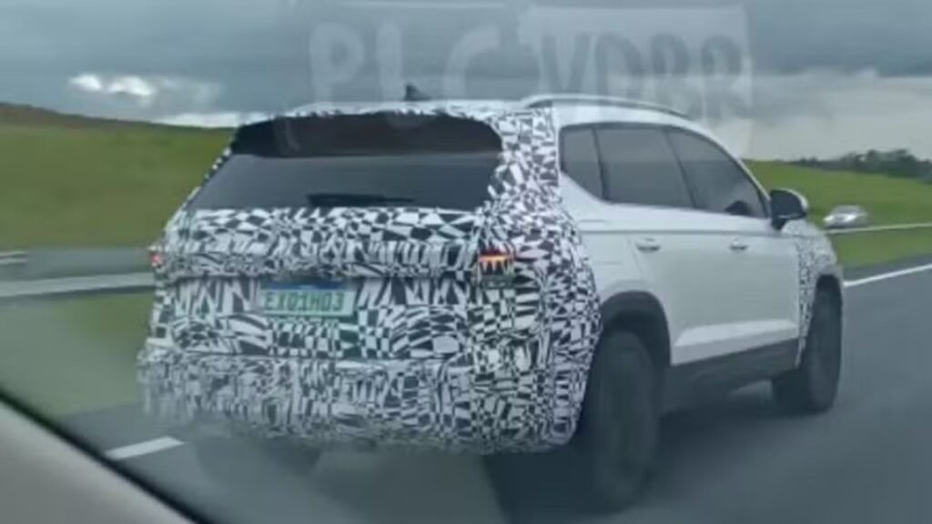 VW Taos 2026 camuflado em movimento no Brasil.