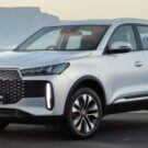 Tiggo 5X 2027 branco parado na diagonal.