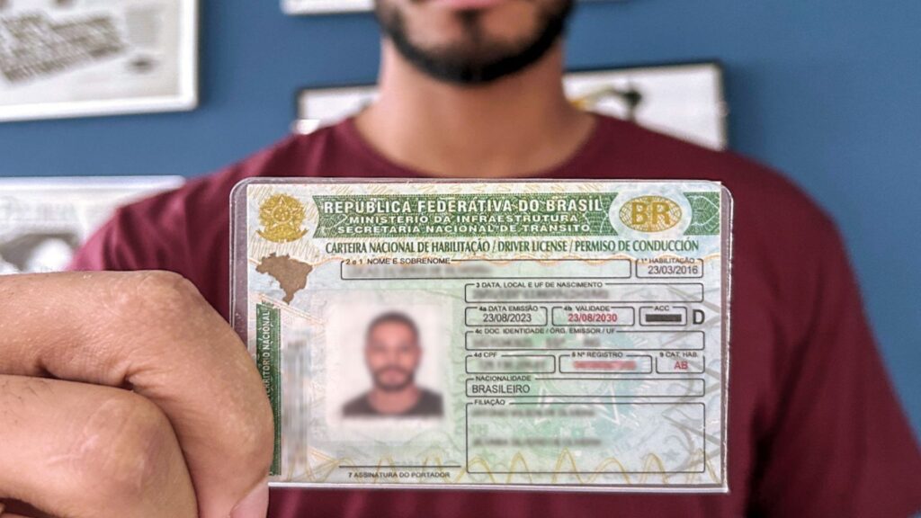 Pessoa segurando uma CNH.