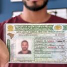 Pessoa segurando uma CNH.