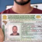 Pessoa segurando uma CNH.