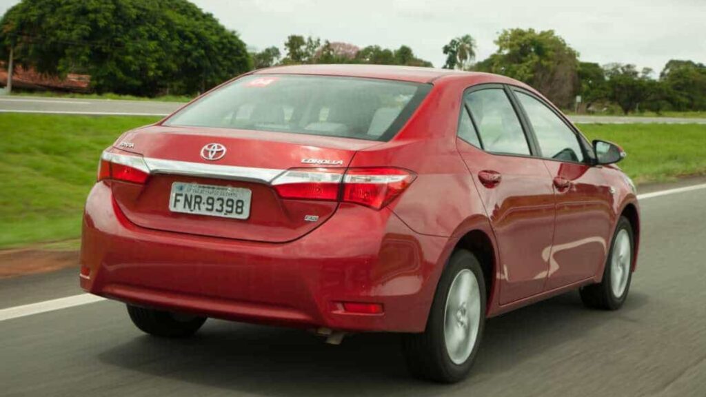 Toyota Corolla GLi vermelho em movimento.