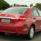 Toyota Corolla GLi vermelho em movimento.