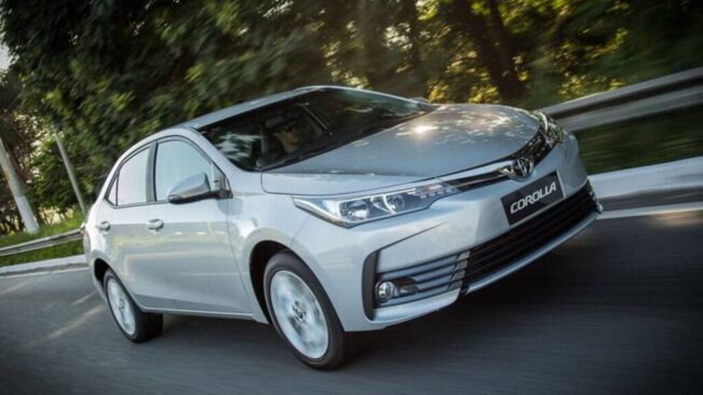 Toyota Corolla GLi prata em movimento.