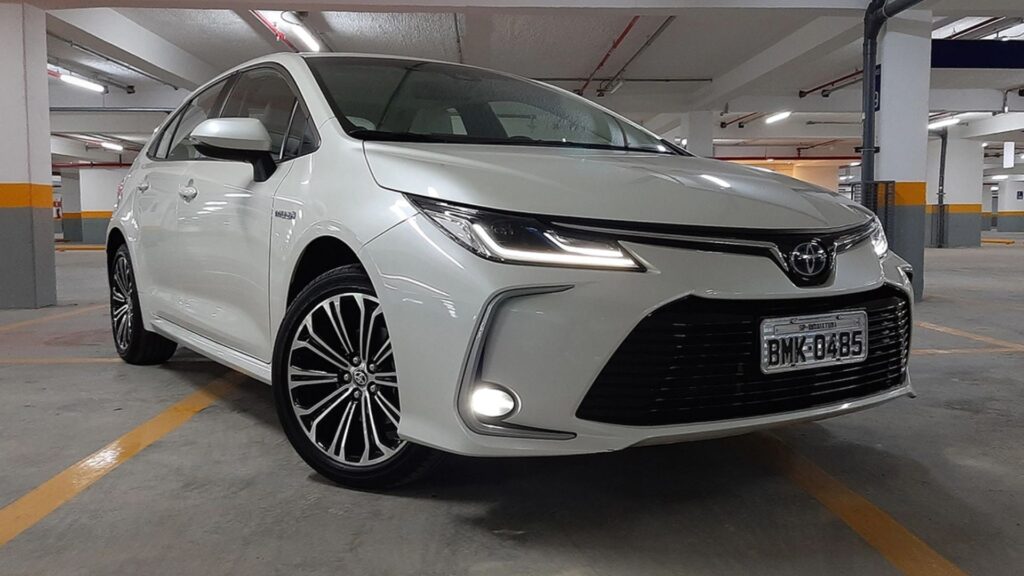 12ª geração do Toyota Corolla branco parado dentro de uma garagem.