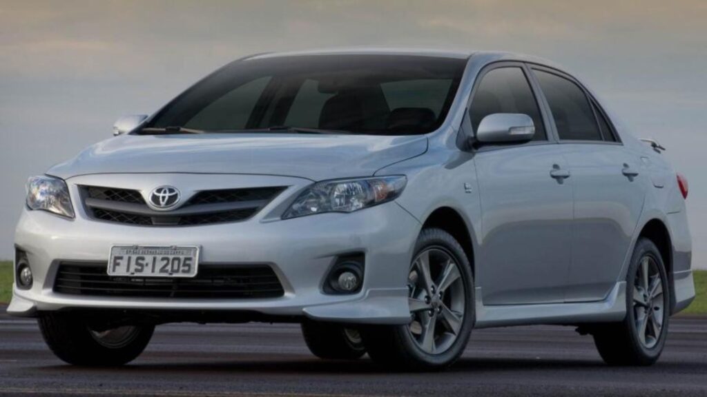9ª e 10ª gerações do Toyota Corolla na diagonal.