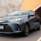 Toyota Yaris azul na estrada.