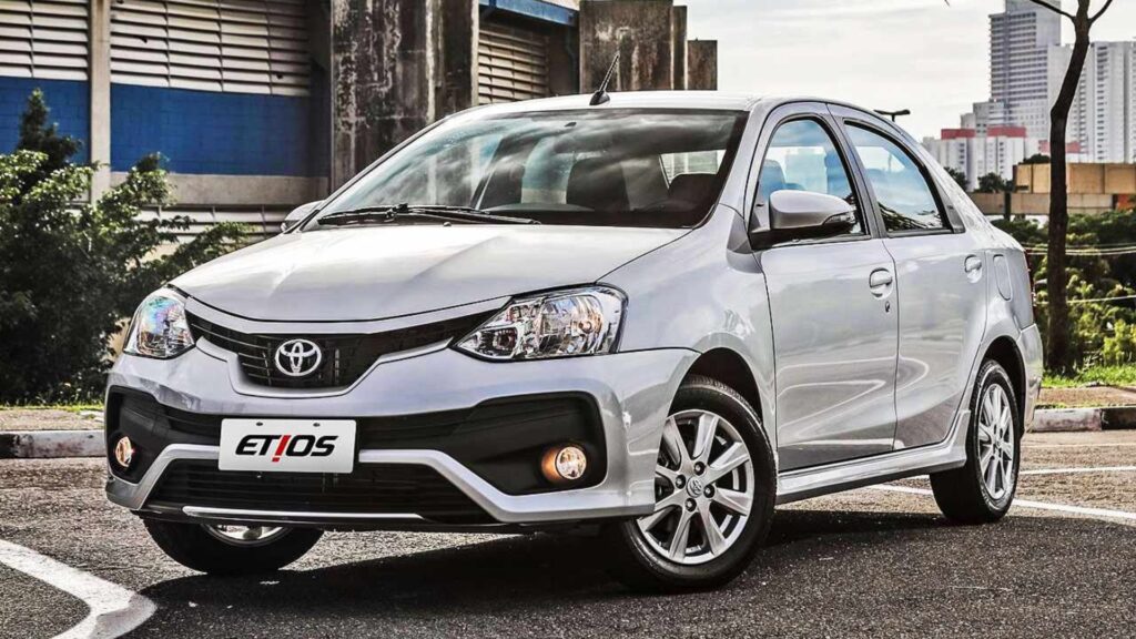 Toyota Etios sedan prata.