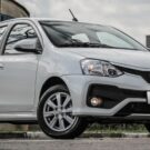 Toyota Etios prata hatch na diagonal.