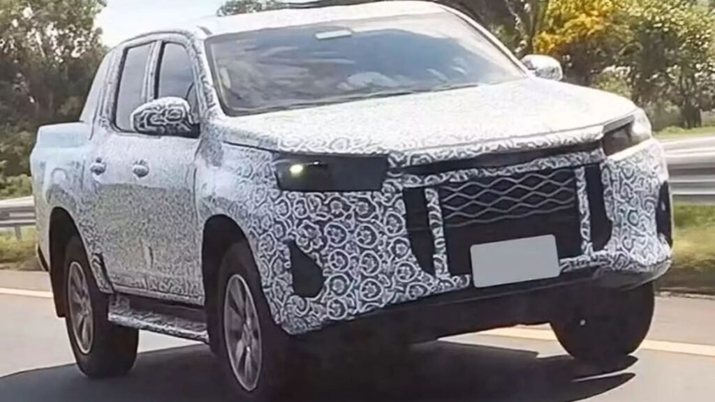 Nova Hilux camuflada na estrada