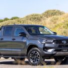 Toyota Hilux 2025 cinza parada na diagonal.