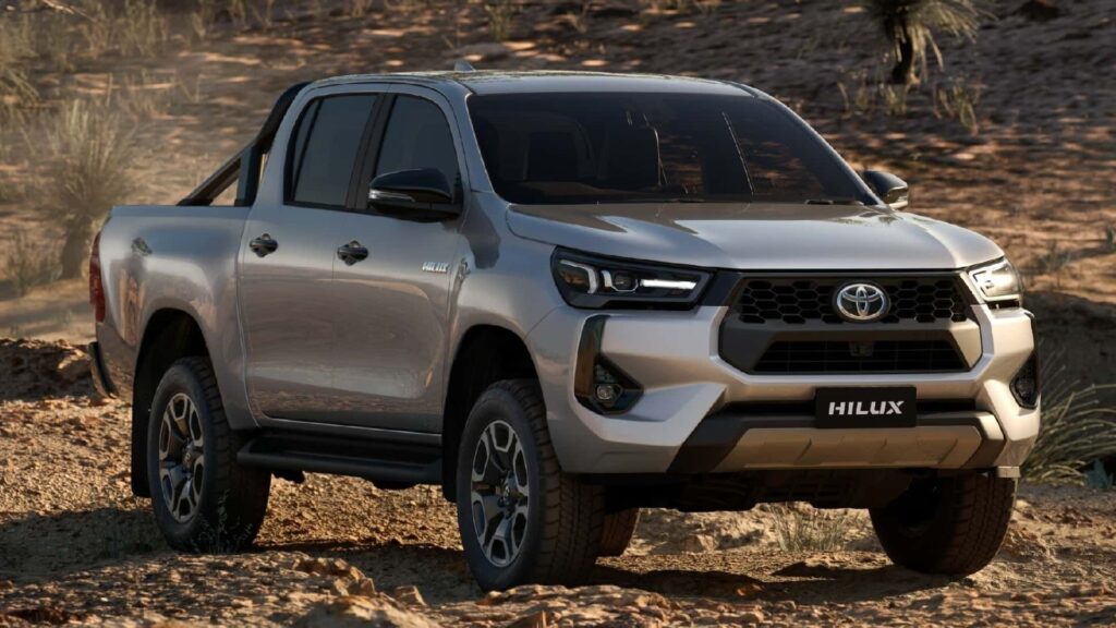 Toyota Hilux 2025 prata parado na diagonal.