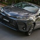 Toyota Yaris cinza na estrada.