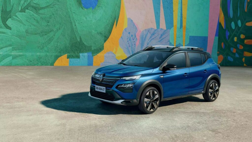 Renault Kardian 2026 azul parado na diagonal com um muro colorido no fundo.