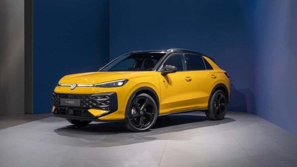 Volkswagen T-Roc amarelo parado na diagonal.