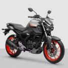 Yamaha Fazer FZ15 ABS Connected 2025 na diagonal no fundo cinza.
