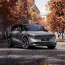 Zeekr 7X cinza parado na diagonal.